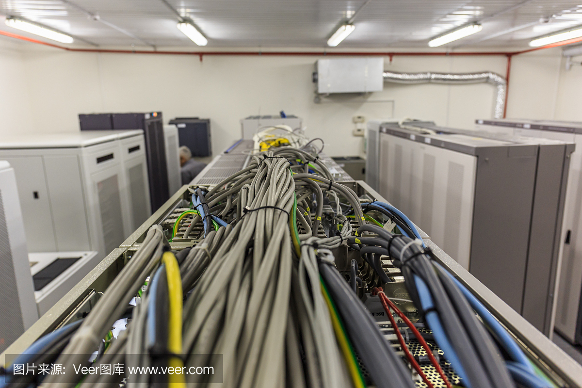 数据中心中有一排排服务器硬件的房间或蜂窝交换机通信房间